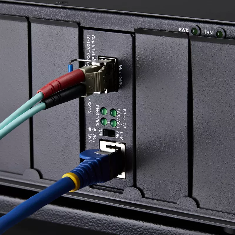 StarTech.com Gigabito eterneto varinių signalų keitiklis į šviesolaidį, SM LC, 20 km, 10/100/1000 Mbps, RJ45 į LC, pilnas metalas, 9K dideli rėmeliai, TAA atitikmuo