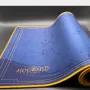 Lexip Premium XXL pelėdų kilimėlis Ancient Magic - Hogwarts Legacy, mėlyna, auksinė, vienspalvė, neoprenas, neslystanti bazė, žaidimų pelėdų kilimėlis