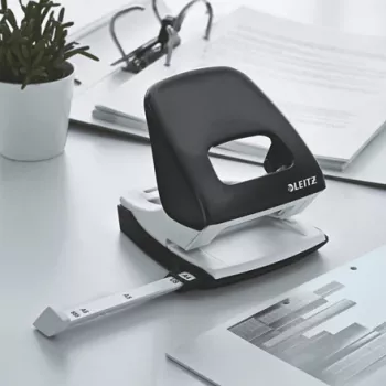Leitz WOW 5008 metalinis 2-ių skylių perforatorius, 30 lapų, juodas/baltas
