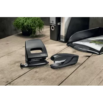 Leitz NeXXt Recycle skylių perforatorius, 30 lapų, juodas, plastikinis, 8 cm, 5,5 mm, A6