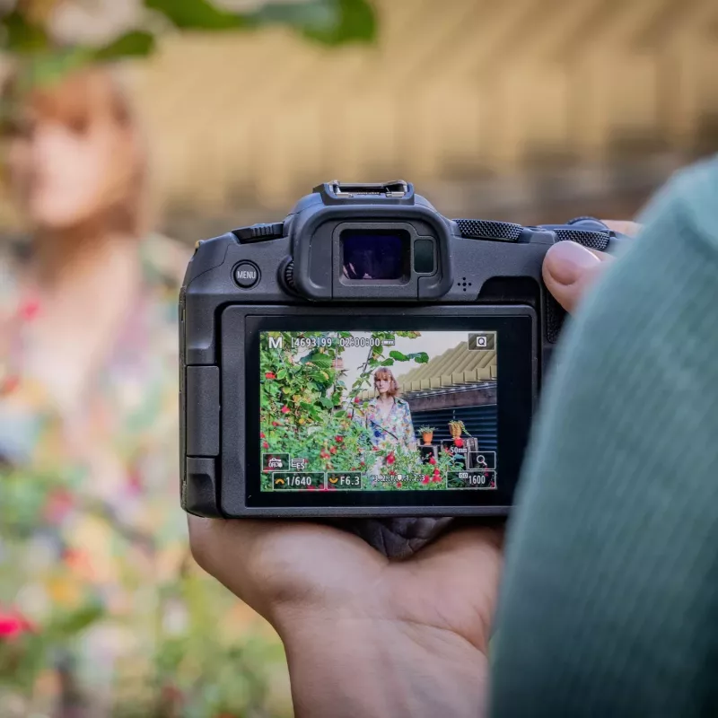 Canon EOS R8 + RF 24-105mm F4-7.1 IS STM veidrodinis fotoaparatas 24,2 MP CMOS 6000 x 4000 pikselių juodas