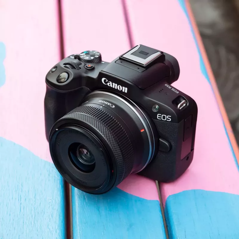 Canon EOS R50 veidrodinis fotoaparatas su objektyvais RF-S 18-45mm ir RF 75-300mm (24,2 MP, juodas)