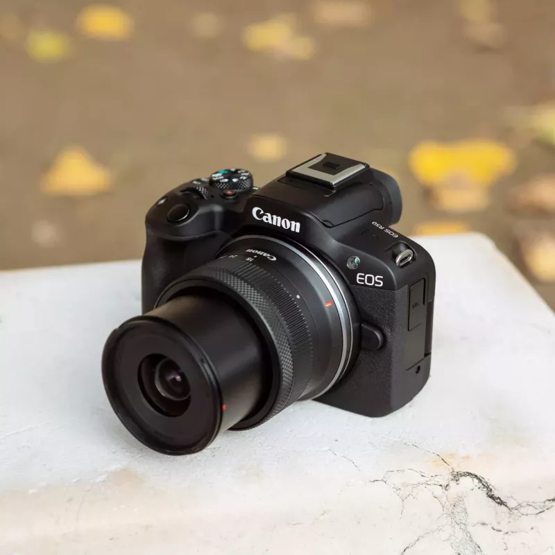 Canon EOS R50 veidrodinis fotoaparatas su objektyvais RF-S 18-45mm ir RF 75-300mm (24,2 MP, juodas)