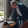 HP Poly Voyager Free 60+ UC anglies juodos spalvos belaidės ausinės + BT700 USB-C adapteris + lietimui jautrus įkrovimo dėklas