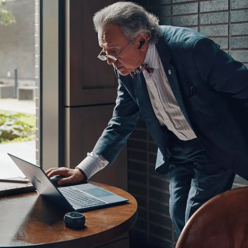 HP Poly Voyager Free 60+ UC anglies juodos spalvos belaidės ausinės + BT700 USB-C adapteris + lietimui jautrus įkrovimo dėklas