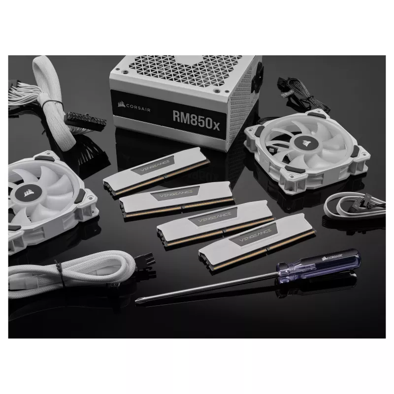 Corsair Vengeance 32GB (2x16GB) DDR5 6400MHz CL36 atminties rinkinys staliniams kompiuteriams – balta