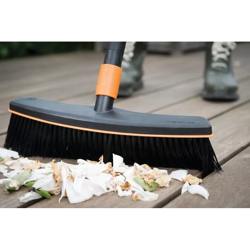 Fiskars 1001416 šluota, plastikinė, juoda ir oranžinė