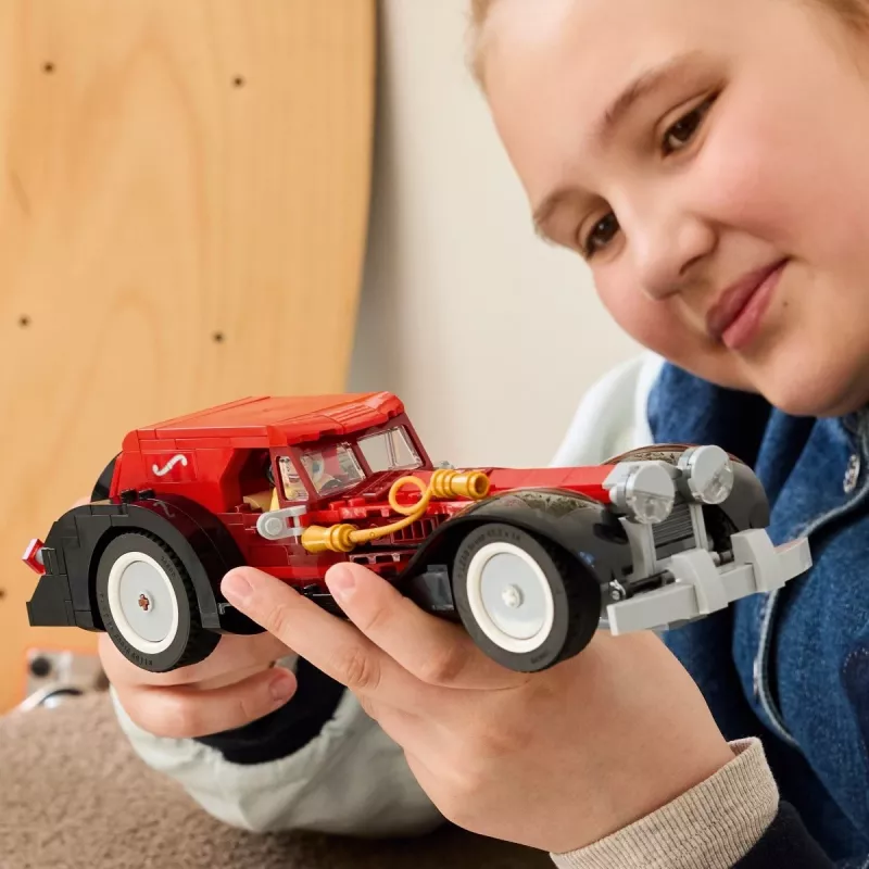 LEGO rinkinys „Piktoji Disnėjaus ponia“ automobilis 43277 – kolekcinis modelis
