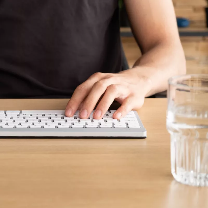 Ergonominė klaviatūra R-Go Compact Break, kompaktiška su pertraukų programine įranga, QWERTZ (CH), Bluetooth, balta
