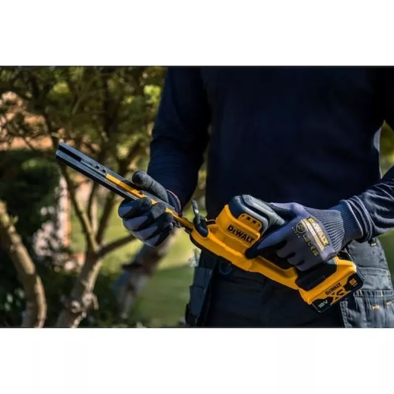 Belaidis kompaktiškas krūmapjovės pjūklas DeWalt DCMHT520N-XJ