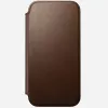 Odinis dėklas su užsegimu Nomad Modern Leather Folio, skirtas iPhone 17 Pro Max (6,9 colio), ruda spalva, oda/aliuminis, 4 kortelių kišenės
