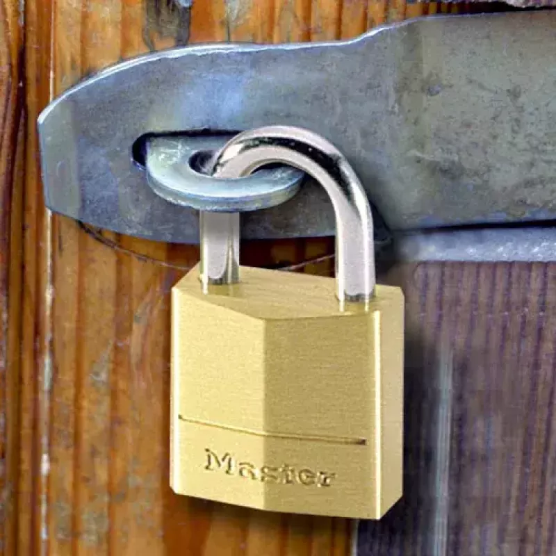MASTER LOCK 120EURD spynos korpusas iš masyvaus žalvario, 20 mm pločio, skirtas lagaminų rakinimui