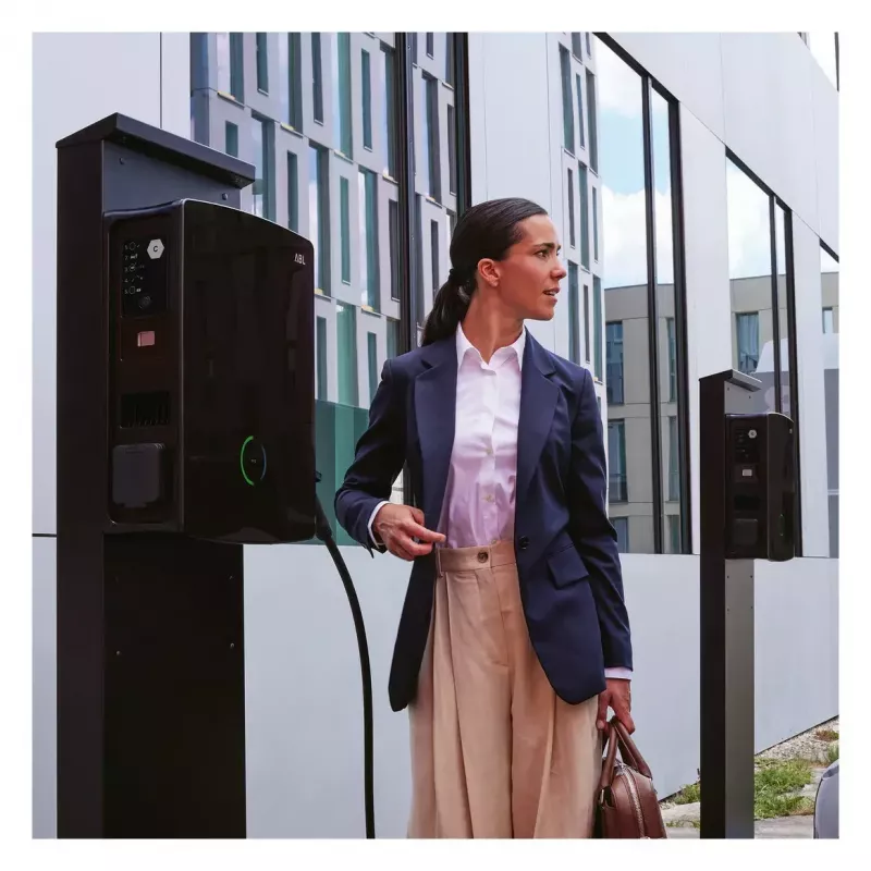 ABL eM4 Twin Black sieninė elektromobilių įkrovimo stotelė 22 kW, 2x Type 2, lauko