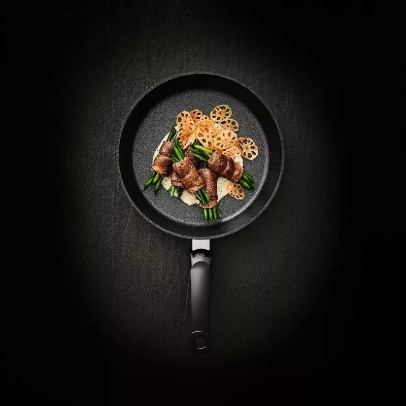 Visiems tikslams skirta keptuvė Fissler Adamant Comfort apvali 20 cm juoda