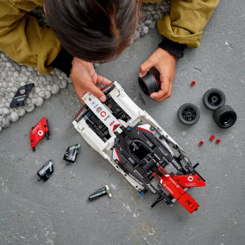 LEGO konstruktoriaus rinkinys Formulė E Porsche 99X Electric modelis 42137 – statybinis žaislas