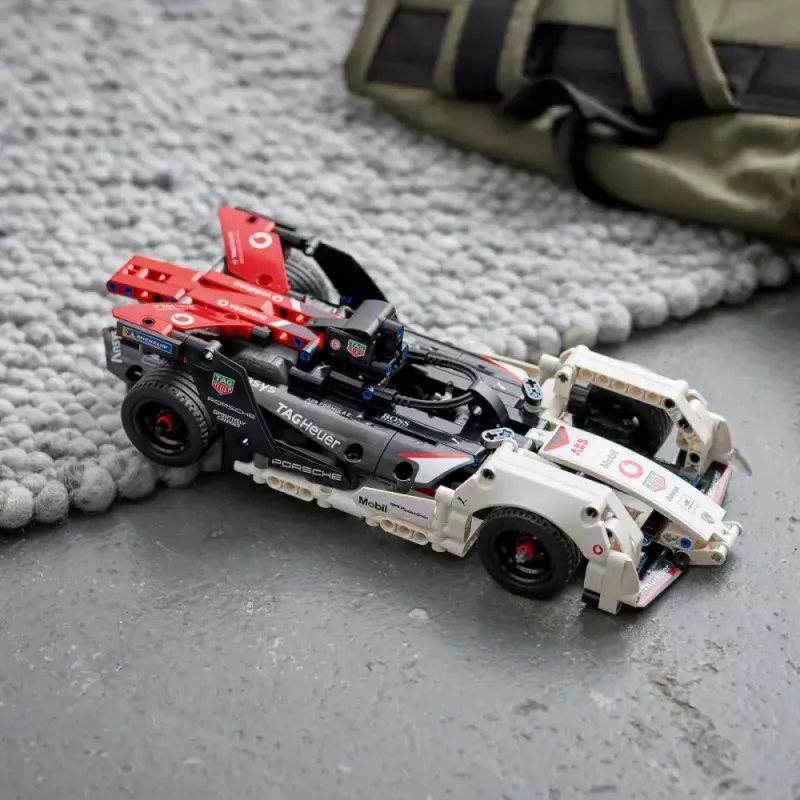 LEGO konstruktoriaus rinkinys Formulė E Porsche 99X Electric modelis 42137 – statybinis žaislas