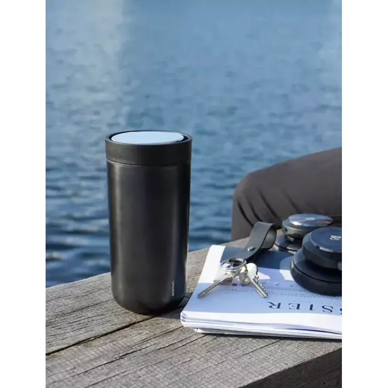 Stelton To Go Click 400 ml juodas kelioninis puodelis iš nerūdijančio plieno ir polipropileno