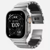NOMAD Stratos Band – titano apyrankė Apple Watch 49mm su FKM įdėklu (natūralus titanas, juodas FKM)