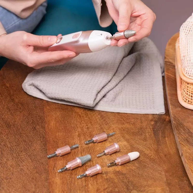 Cecotec PinkyCare 700 Perfect Nails elektrinis manikiūro ir pedikiūro rinkinys, nagų grąžtukas, 7 antgaliai, 2 greičiai, įkraunamas, rožinė/balta