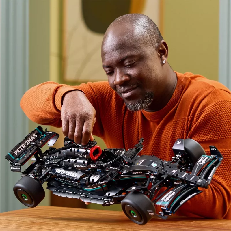 LEGO Technic modelis Mercedes‑AMG F1 W14 E Performance — 1 432 detalės, rekomenduojamas amžius 18+
