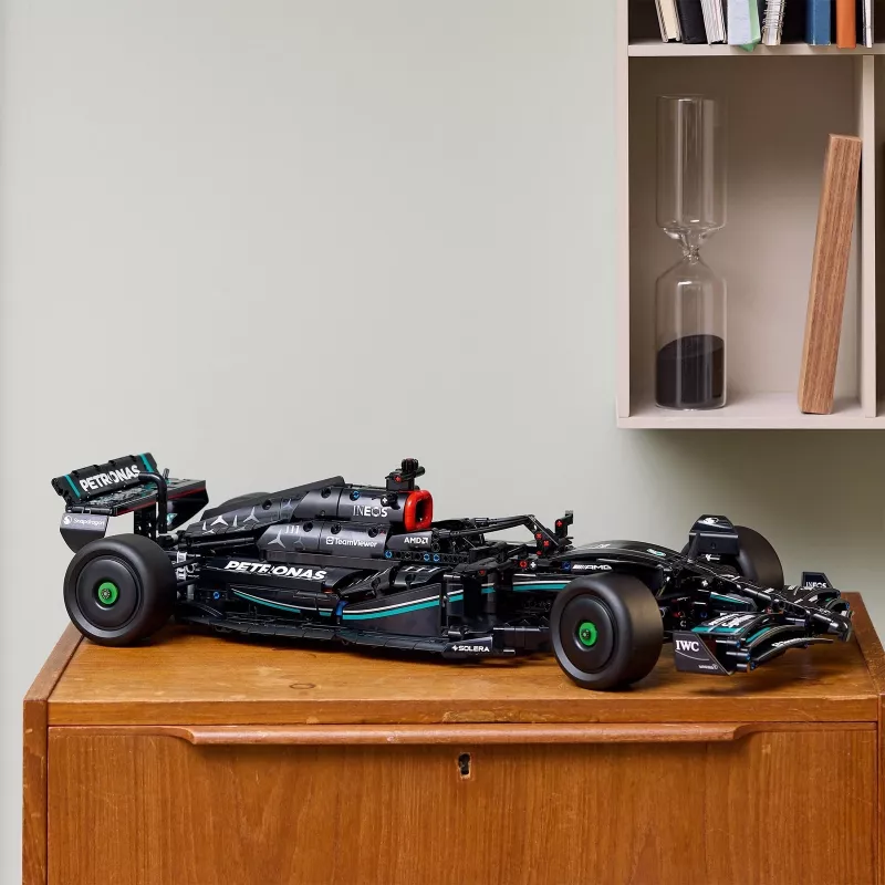LEGO Technic modelis Mercedes‑AMG F1 W14 E Performance — 1 432 detalės, rekomenduojamas amžius 18+