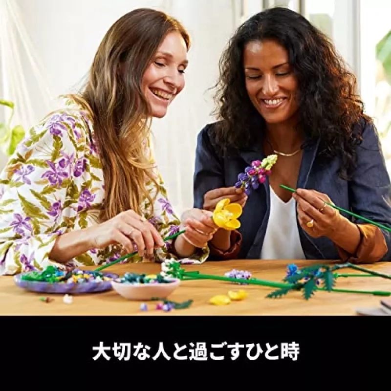 LEGO Icons Lauko gėlių puokštės rinkinys 10313, Įvairių spalvų
