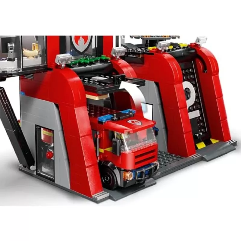 Konstruktorius LEGO City Gaisrinė su sukamu kopėčių automobiliu 60414 — 843 detalės, 5 minifigūrėlės, 220×320×140 mm