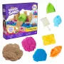 Kinetic Sand Beach Adventure rinkinys – 907g smėlio 3 spalvų su formelėmis, įrankiu ir padėklu