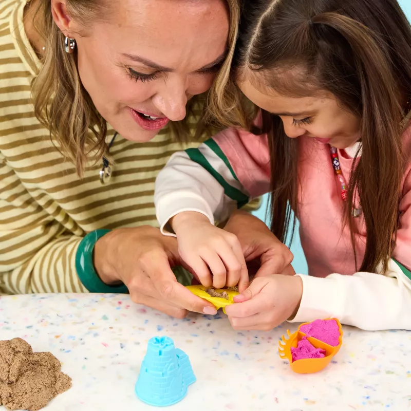 Kinetic Sand Beach Adventure rinkinys – 907g smėlio 3 spalvų su formelėmis, įrankiu ir padėklu
