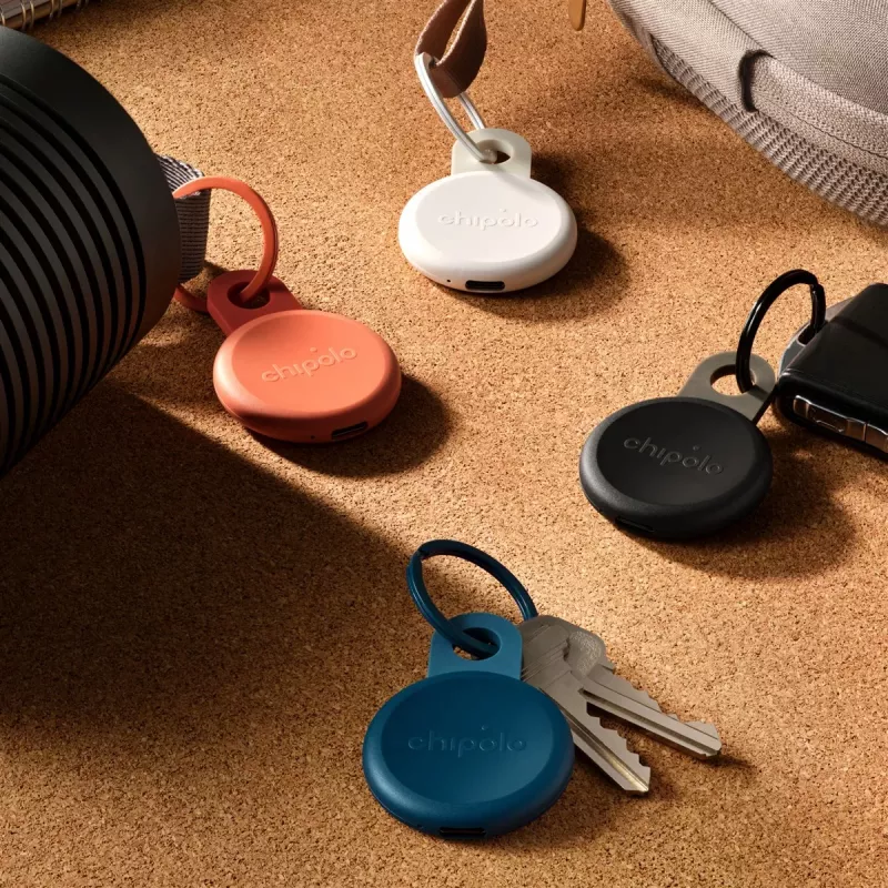 Chipolo LOOP – Įkraunamas Bluetooth sekiklis su silikonine kilpa, 4 vnt. rinkinys (Charcoal, Chalk, Navy, Coral)