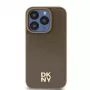 DKNY DKHMP14SPSHRPSW kietas dėklas, skirtas iPhone 14/15/13, rudos odos raštas su metaliniu logotipu, MagSafe