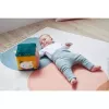 Kaloo Stimuli Sensory Activity Cube – Daugiaspalvis audinio kubas kūdikiams su barškučiu, traškančiu popieriumi, veidrodėliu ir dantų žiedu