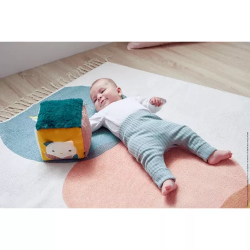 Kaloo Stimuli Sensory Activity Cube – Daugiaspalvis audinio kubas kūdikiams su barškučiu, traškančiu popieriumi, veidrodėliu ir dantų žiedu