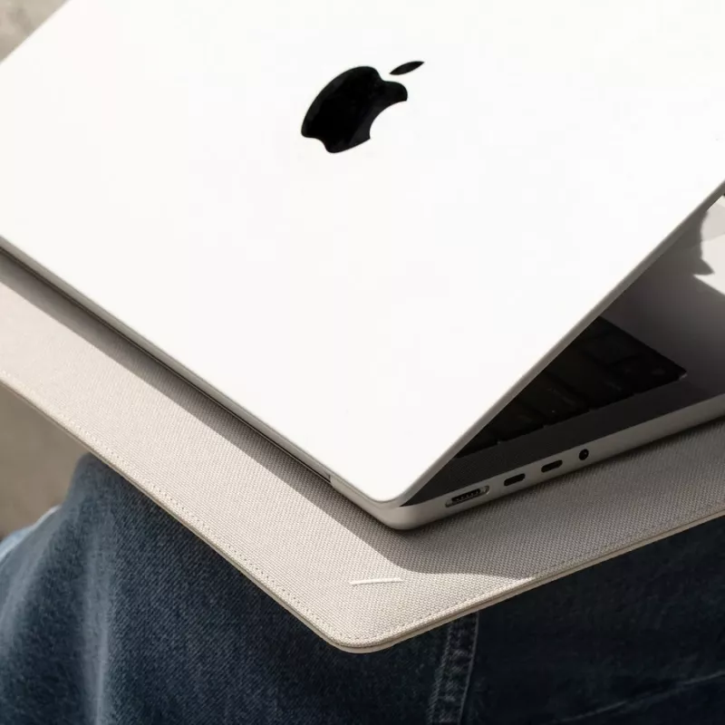 Native Union Stow Slim Sleeve, skirta MacBook 13/14 inch - smėlio spalvos
