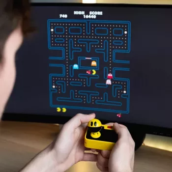 Fizz Creations Retro Arcade Pac-Man belaidė žaidimų konsolė su pultu, prijungiama ir žaidžiama iš karto