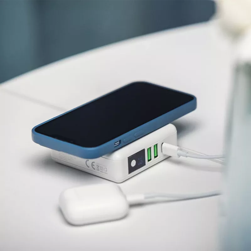 FORCELL F-ENERGY 4 viename 15 W belaidis įkroviklis su USB/USB-C jungtimis ir 8000 mAh išoriniu akumuliatoriumi
