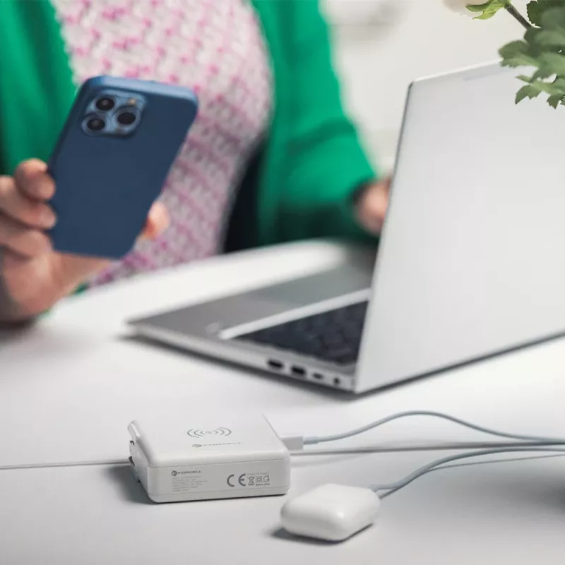 FORCELL F-ENERGY 4 viename 15 W belaidis įkroviklis su USB/USB-C jungtimis ir 8000 mAh išoriniu akumuliatoriumi