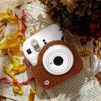 LOVEINSTANT Apsauginis dėklas Fujifilm Instax Mini 12 - Šuns dizainas, pliušinis - Rudas
