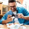 ULANZI CG02 Smartphone Grip su Bluetooth nuotolinio valdymo pulteliu ir LED šviesa
