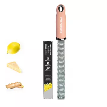 Microplane Premium Classic Tarka Malve (Mauve) – smulkia tarka ir zesteriu, nerūdijančio plieno ašmenimis, ergonomiška rankena, tinka plauti indaplovėje, su apsauginiu dangteliu