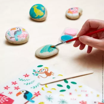Janod Stone Painting Creative Craft Rinkinys – 6 natūralūs akmenys, 6 akriliniai dažai, 2 teptukai, blizgučiai, akutės, lipdukai – nuo 6 metų