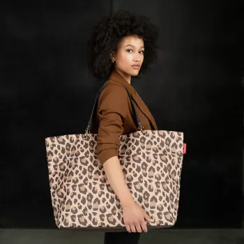 Reisenthel Shopper XL Leo Macchiato – didelis perdirbto PET pirkinių krepšys su leopardo raštu, 35 L