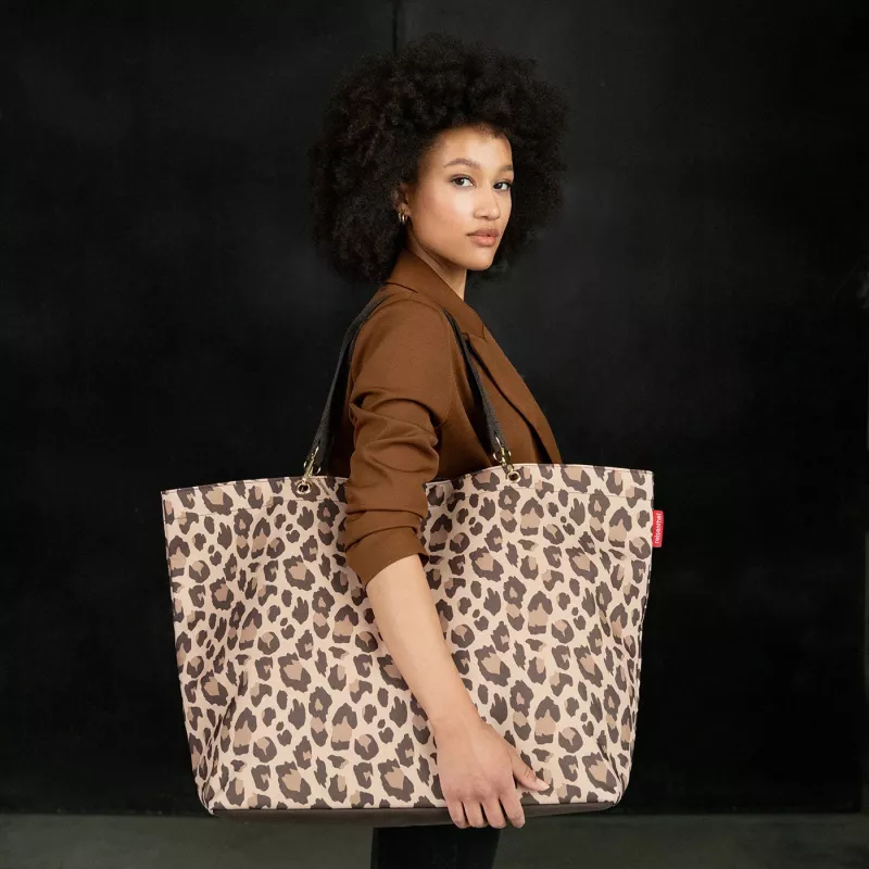 Reisenthel Shopper XL Leo Macchiato – didelis perdirbto PET pirkinių krepšys su leopardo raštu, 35 L