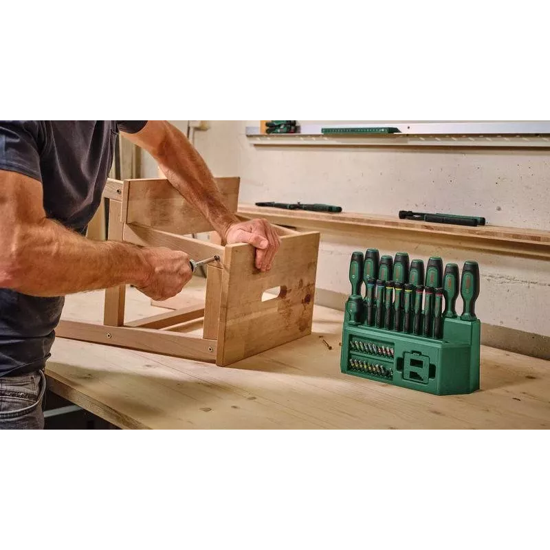 BOSCH mišrus atsuktuvų rinkinys 39 vnt. su stovu, žalia/juoda