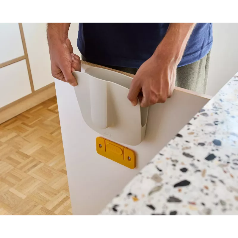 Joseph Joseph CleanTech sieninis šiukšlių samtelis su šepetėliu