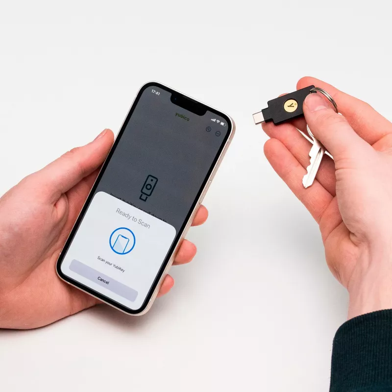 YubiKey 5C NFC saugos raktas - juodas/auksinis