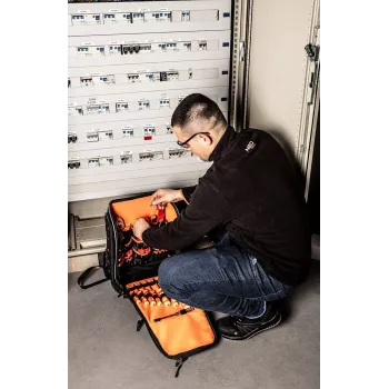 NEO TOOLS elektriko kuprinė 31 vnt., 30 izoliuotų įrankių, patvarus 600D poliesteris, vandeniui atsparus dugnas, 15 kg, juoda/raudona