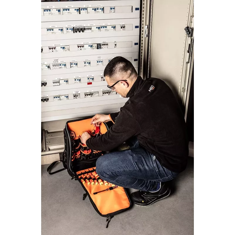 NEO TOOLS elektriko kuprinė 31 vnt., 30 izoliuotų įrankių, patvarus 600D poliesteris, vandeniui atsparus dugnas, 15 kg, juoda/raudona