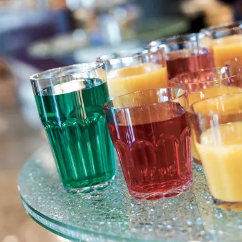 Guzzini HAPPY HOUR 6 vnt. aukštų stiklinių efektu taurių rinkinys, įvairių spalvų, 400 ml