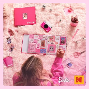 Kodak x Barbie 8x8 inch nuotraukų albumas su medžiaginiu viršeliu ir langeliu, rožinės spalvos (RODB2X3SBPK)